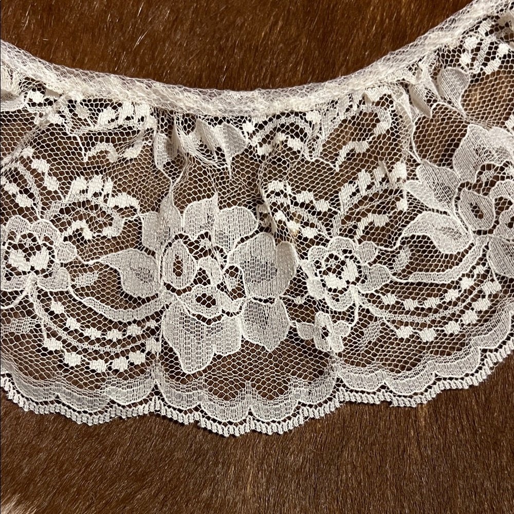 6.3 yards of Ruffled 3.5” lace trim white - Picture 4 of 6